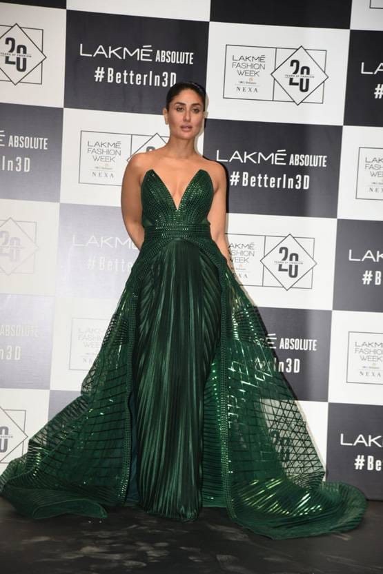 Lakme Fashion Week: ग्रीन गाउन में करीना कपूर ने किया रैंप वॉक