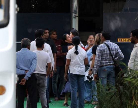 तैमूर को गोद में लिए दिखीं करीना, फोटोज में देखें मां-बेटे की बॉन्डिंग