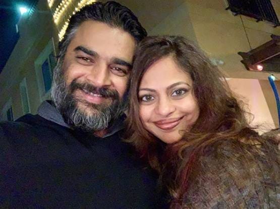 पत्नी का हाथ थामे एयरपोर्ट पर स्पॉट हुए आर माधवन, PHOTOS