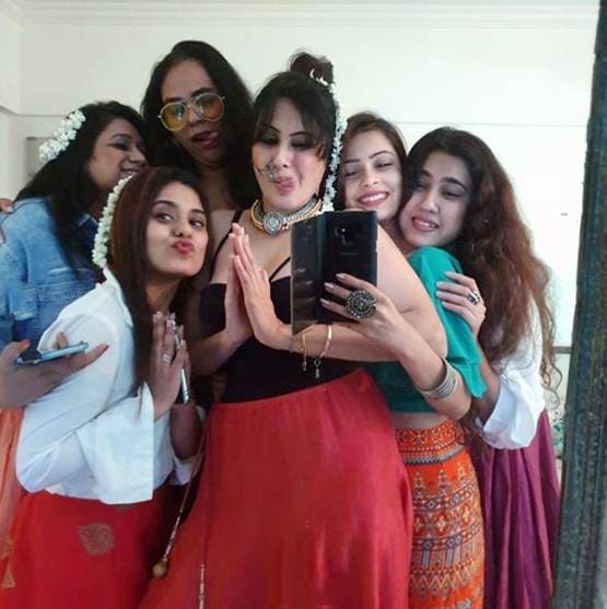शादी से पहले काम्या ने एन्जॉय की बैचलर पार्टी, गर्ल गैंग साथ यूं दिए पोज