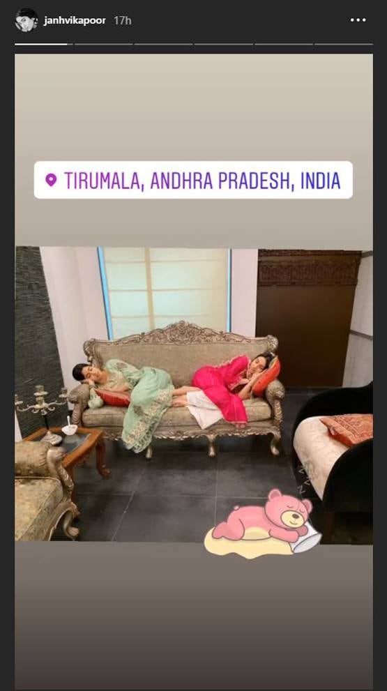 नंगे पैर पहाड़ी चढ़कर तिरुपति दर्शन करने पहुंचीं जाह्नवी कपूर, PHOTOS