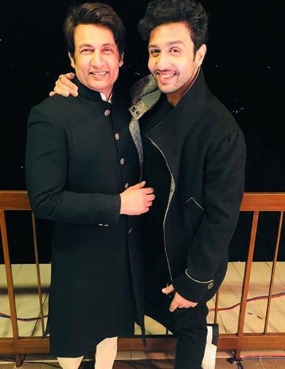 कंगना के को-स्टार ने शेयर की 'न्यूड फोटो', मिली सलाह- कपड़े पहनो, लगेगी ठंड