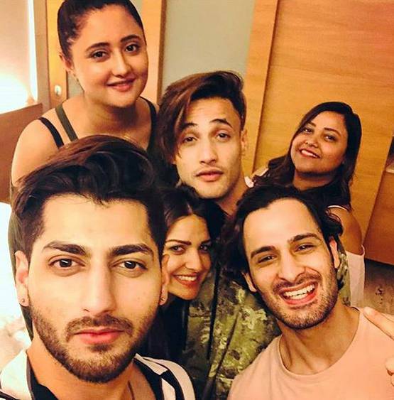 बिग बॉस के बाद भी प्यार बरकरार, रोामंटिक पोज में साथ दिखे आसिम-हिमांशी