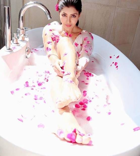 देबीना बनर्जी ने शेयर की बोल्ड तस्वीरें, बाथटब में दिए पोज