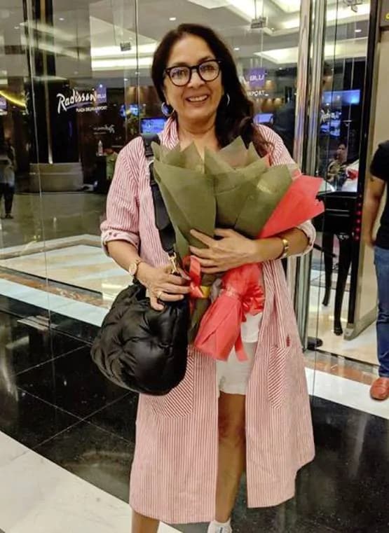 ट्रेंच कोट, हाई बूट्स में नीना गुप्ता का फ्यूजन लुक, चर्चा में लेटेस्ट फोटोज