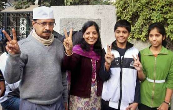 रात के 8 बजे केजरीवाल ने खटखटाया था दरवाजा, बाहर आईं सुनीता, फिर...