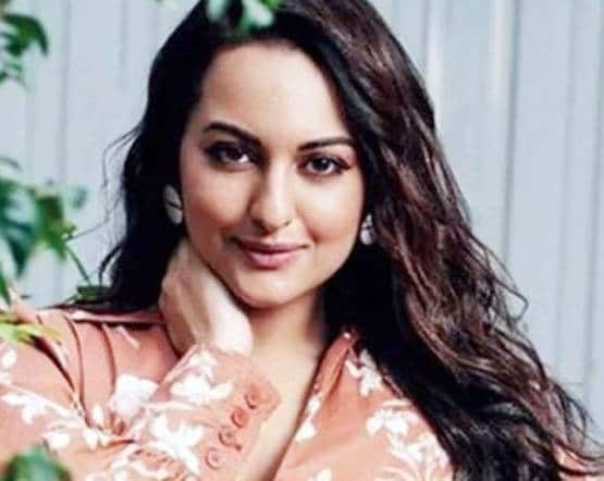 सोनाक्षी ने फोटो शेयर कर लिखा- देखो...मगर प्यार से, लोगों ने किया ट्रोल