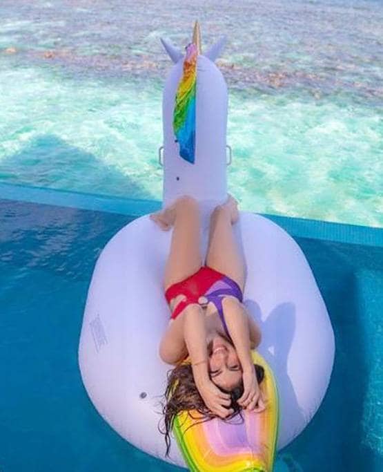 वेकेशन के लिए मालदीव पहुंचीं मौनी रॉय, रेड मोनोकनी में दिया पोज