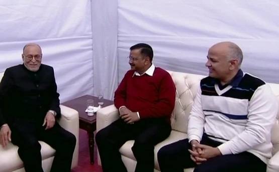 केजरीवाल के सिर से गायब AAP की टोपी, माथे पर तिलक सजाकर ली शपथ