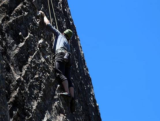 हाथों के बल खड़े होकर कर रहा था स्टंट, 100 फीट गहरी खाई में गिरकर मौत