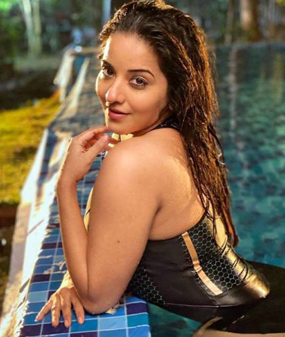 मोनोकनी में मोनालिसा का बोल्ड लुक, शेयर की स्विमिंग पूल की तस्वीरें