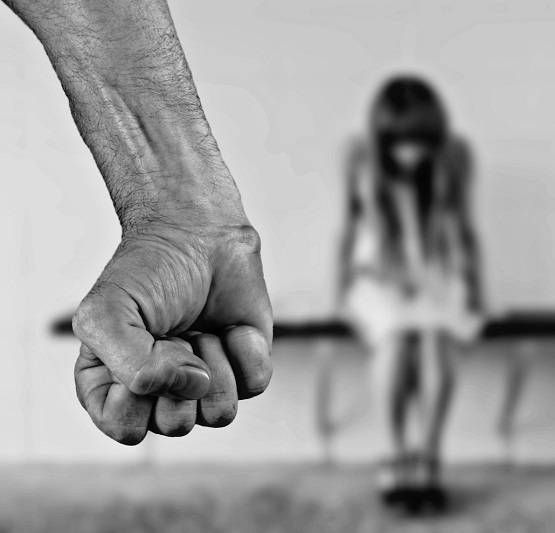 पत्नी पर चीटिंग का आरोप लगा युवक ने किए अफेयर, जबरन दिखाता था वीडियो