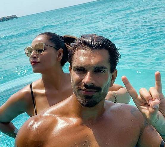 मालदीव हॉलिडे पर रोमांटिक हुए बिपाशा-करण, पूल में किया लिपलॉक