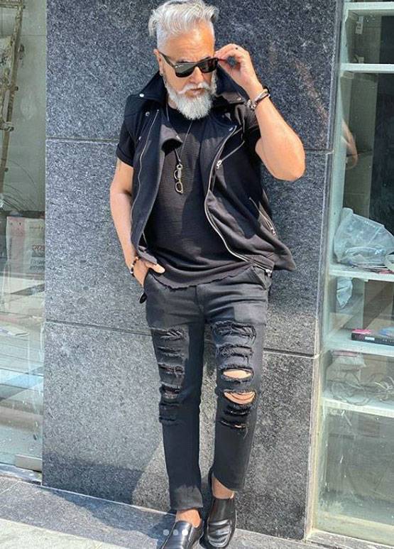 61 साल की उम्र में बने मॉडल, इस भारतीय की फिटनेस कर रही हैरान