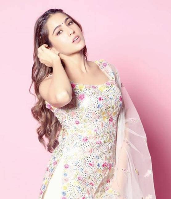 फिल्म का प्रमोशन करने इंडियन आइडल पहुंची सारा अली खान, छा गया अंदाज