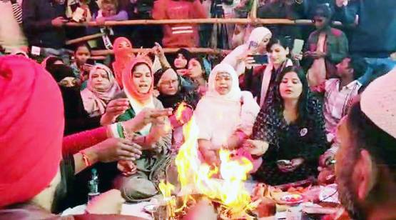 पूजा में बैठी शगुफ्ता-शिवानी ने पढ़ा कलमा, शाहीन बाग में अनोखा नजारा