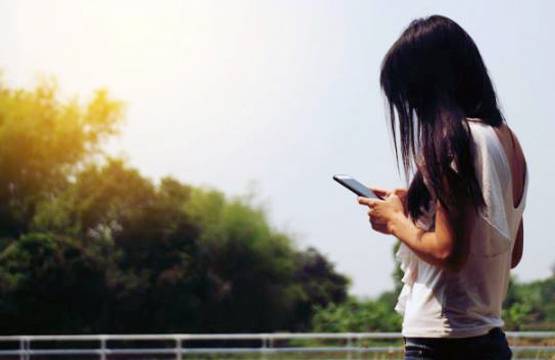 दोस्त से कर रही थी चैट, गलती से BF को मैसेज भेजने से खुल गई पोल