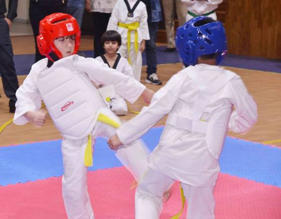 जब शाहरुख को बेटे अबराम ने मारी किक, निकल गई SRK की चीख