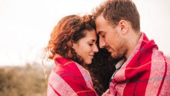 गर्लफ्रेंड के बदलते मूड से हैं परेशान? उसकी राशि में छुपा है राज