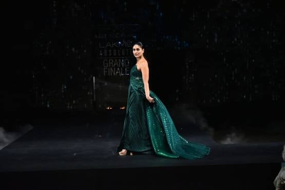 Lakme Fashion Week: ग्रीन गाउन में करीना कपूर ने किया रैंप वॉक