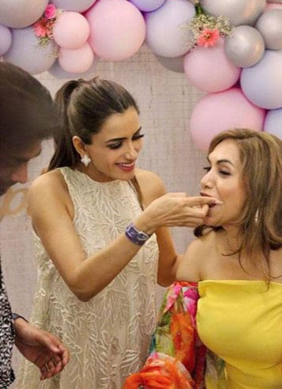 मेरी आशिकी... एक्ट्रेस की बेबी शावर पार्टी, पति संग पहुंचीं ईशा देओल