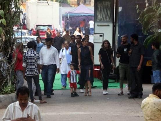 तैमूर को गोद में लिए दिखीं करीना, फोटोज में देखें मां-बेटे की बॉन्डिंग