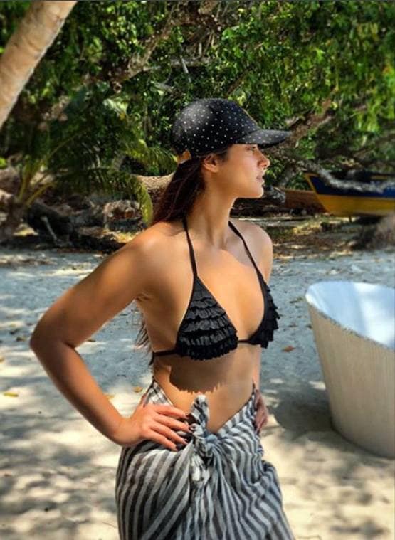 ब्लैक बिकिनी में इलियाना का बोल्ड अंदाज, वायरल हो रही स्टनिंग तस्वीरें