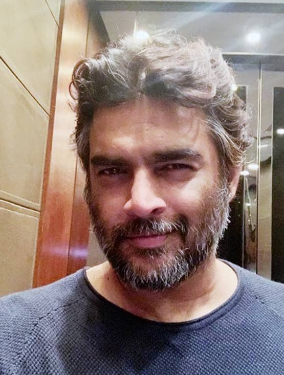 पत्नी का हाथ थामे एयरपोर्ट पर स्पॉट हुए आर माधवन, PHOTOS