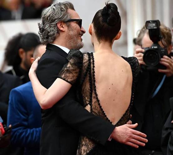 Oscar: मंगेतर का हाथ थामे पहुंचे जोकर स्टार, दिखी रोमांटिक केमिस्ट्री