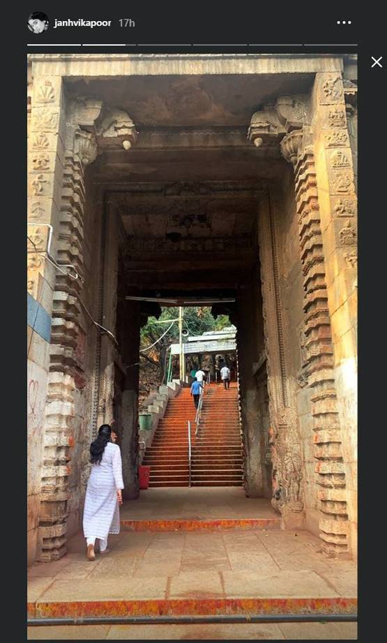 नंगे पैर पहाड़ी चढ़कर तिरुपति दर्शन करने पहुंचीं जाह्नवी कपूर, PHOTOS