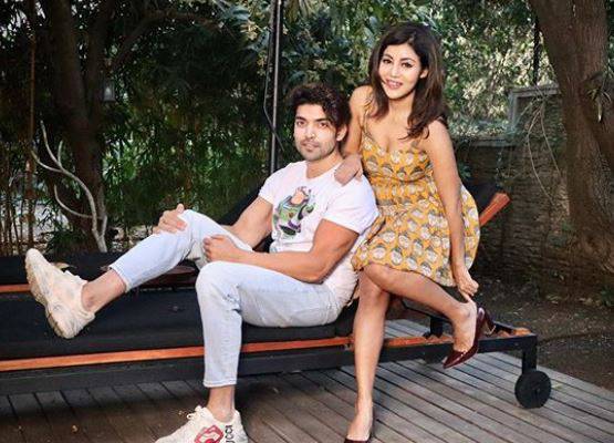 देबीना बनर्जी ने शेयर की बोल्ड तस्वीरें, बाथटब में दिए पोज