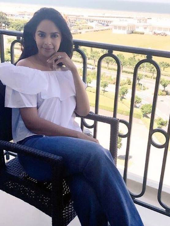 मल्लिका शेरावत ने शेयर की टॉपलेस फोटोशूट की तस्वीर, दिखा बोल्ड अंदाज