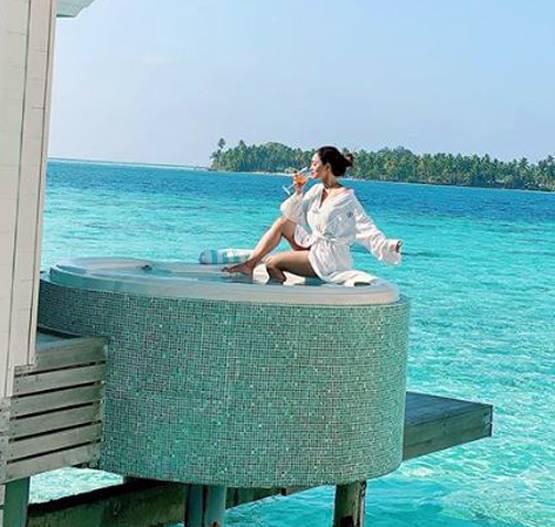 समंदर में 'टीवी की नागिन' का फ्लोटिंग ब्रेकफास्ट, बोल्ड लुक में आईं नजर