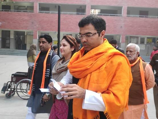 मफलर में वोट डालने पहुंचे केजरीवाल, भगवा रंग में नजर आए भाजपाई