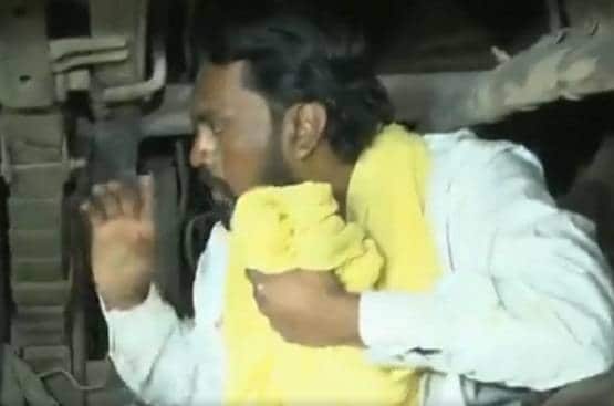 गुपचुप कर रहा था तीसरी शादी, पहली पत्नी पहुंच गई वेन्यू और...