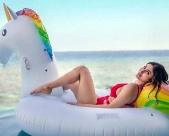 वेकेशन के लिए मालदीव पहुंचीं मौनी रॉय, रेड मोनोकनी में दिया पोज