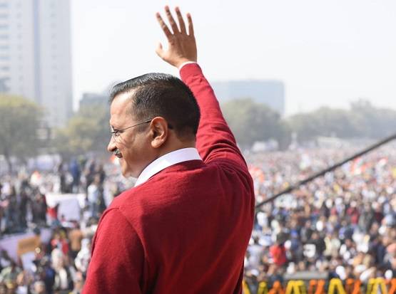 मफलर नहीं, रेड स्वेटर से केजरीवाल ने जीता दिल, जानें कितनी है कीमत