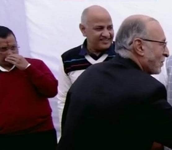 केजरीवाल के सिर से गायब AAP की टोपी, माथे पर तिलक सजाकर ली शपथ