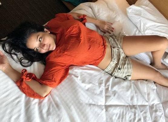 मोनोकनी में मोनालिसा का बोल्ड लुक, शेयर की स्विमिंग पूल की तस्वीरें