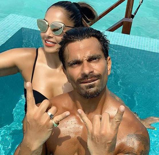 मालदीव हॉलिडे पर रोमांटिक हुए बिपाशा-करण, पूल में किया लिपलॉक