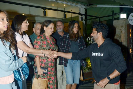 गर्लफ्रेंड शिबानी के परिवार संग डिनर पर पहुंचे फरहान, दिखा स्पेशल बॉन्ड