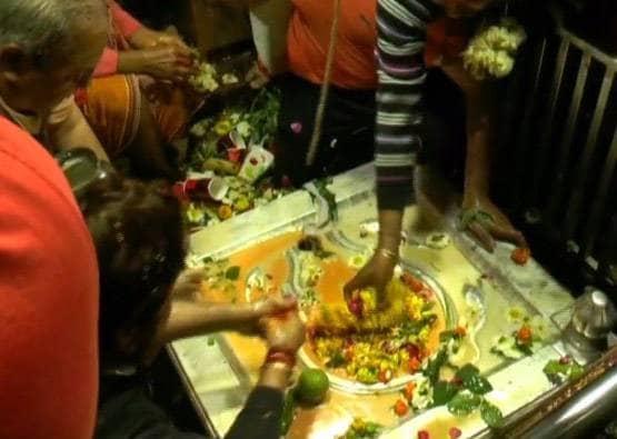 Maha Shivratri: शिवलिंग पर भूलकर भी ना चढ़ाएं ये 8 चीजें