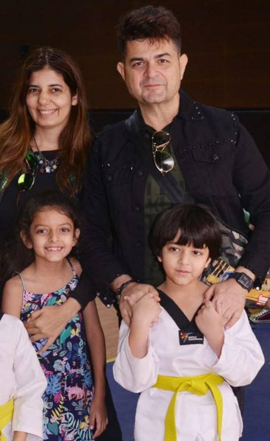 जब शाहरुख को बेटे अबराम ने मारी किक, निकल गई SRK की चीख