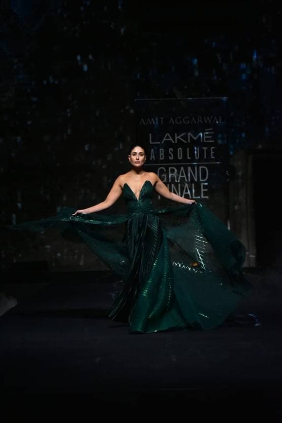 Lakme Fashion Week: ग्रीन गाउन में करीना कपूर ने किया रैंप वॉक