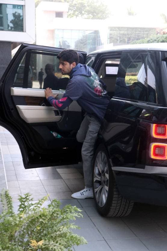 सिद्धार्थ मल्होत्रा के साथ स्पॉट हुईं कियारा आडवाणी, देखें तस्वीरें