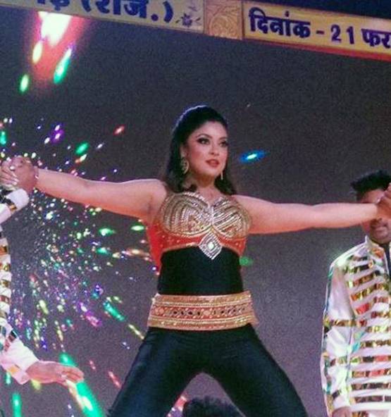 सालों बाद स्टेज पर तनुश्री की वापसी, वायरल एक्ट्रेस की डांस परफॉर्मेंस