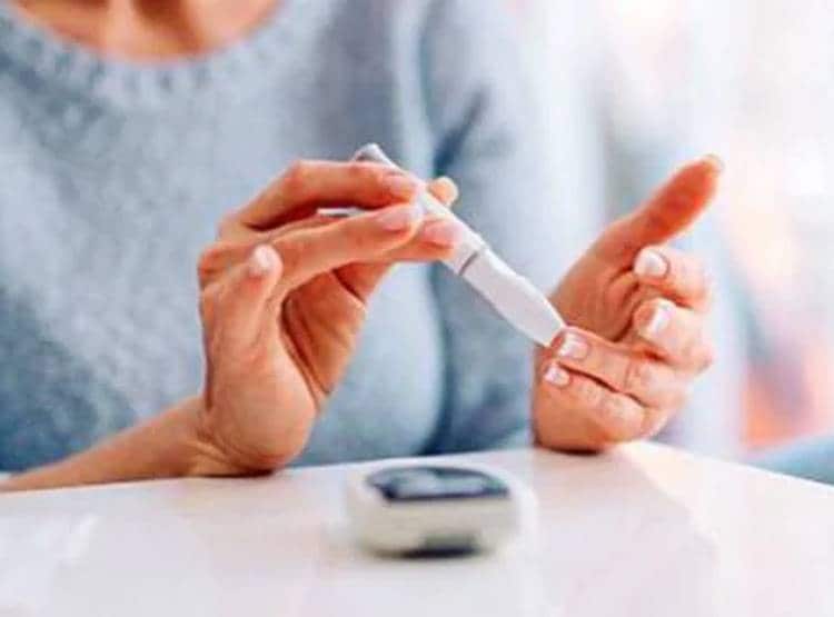 महिला का टेस्ट करते ही चौंके डॉक्टर, यूरीन की जगह बन रही शराब