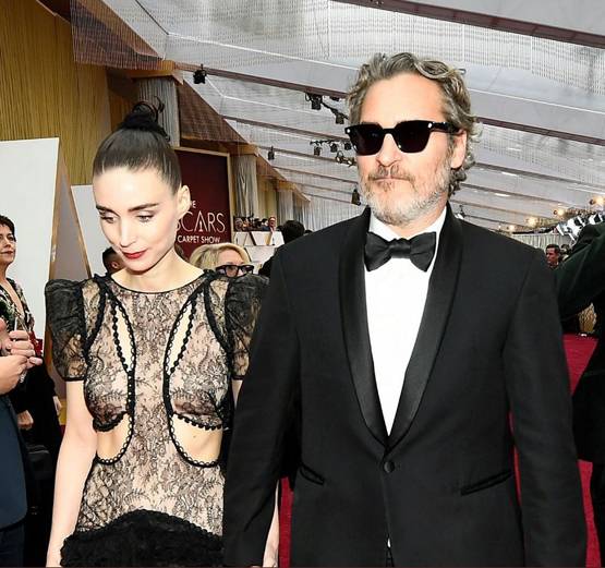 Oscar: मंगेतर का हाथ थामे पहुंचे जोकर स्टार, दिखी रोमांटिक केमिस्ट्री