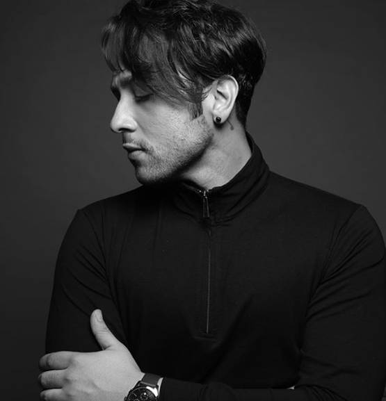 कंगना के को-स्टार ने शेयर की 'न्यूड फोटो', मिली सलाह- कपड़े पहनो, लगेगी ठंड