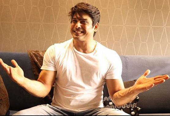 BB ट्रॉफी संग सिद्धार्थ की तस्वीरें वायरल, मां-बहन संग यूं बांटी खुशी